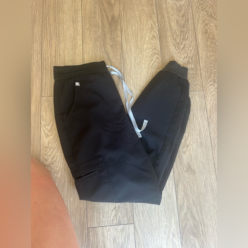 Black Figs Scrub Joggers (small)